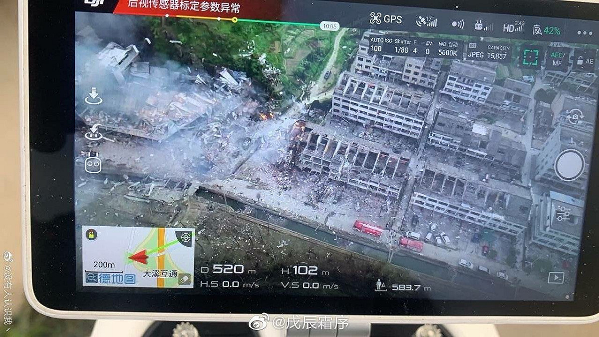 網友釋出油罐車爆炸後的現場空拍照，只見一整排的房屋屋頂遭掀起、摧毀，宛如廢墟一般。 圖：翻攝自微博