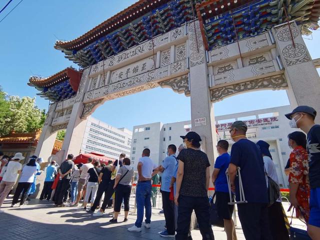 受新發地市場疫情影響，距離市場數公里的佑安醫院門口，有許多北京市民排隊進行核酸檢測。 圖：翻攝自人民網(資料照片)