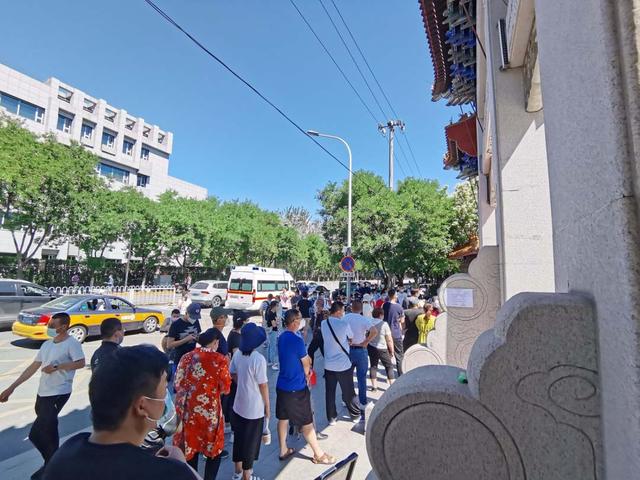 受新發地市場疫情影響，距離市場數公里的佑安醫院門口，有許多北京市民排隊進行核酸檢測。 圖：翻攝自人民網(資料照片)