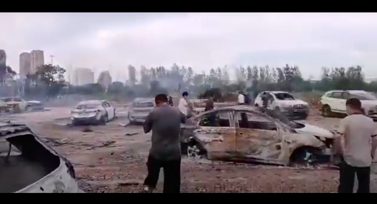浙江油罐車事故，附近十多輛汽車也被大火燒成廢鐵。 圖：截圖自李明宇youtube