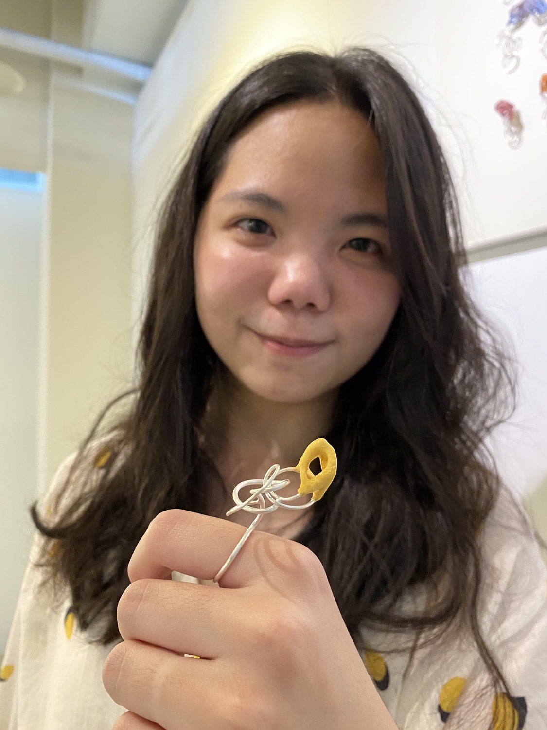 梁紫祺與《關於情緒的味道》，結合銀飾與琺瑯的戒指相當吸睛。 圖：淡水古蹟博物館提供