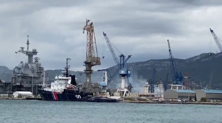 法國「紅寶石級」核潛艦「珍珠號」（S606）12日進行乾塢作業時前艙發生火災意外。 圖：翻攝Var-matin推特