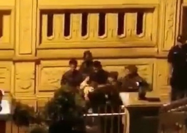 有中國網民上傳相片並稱歹徒已被警方控制，並帶離房屋 圖：翻攝微博