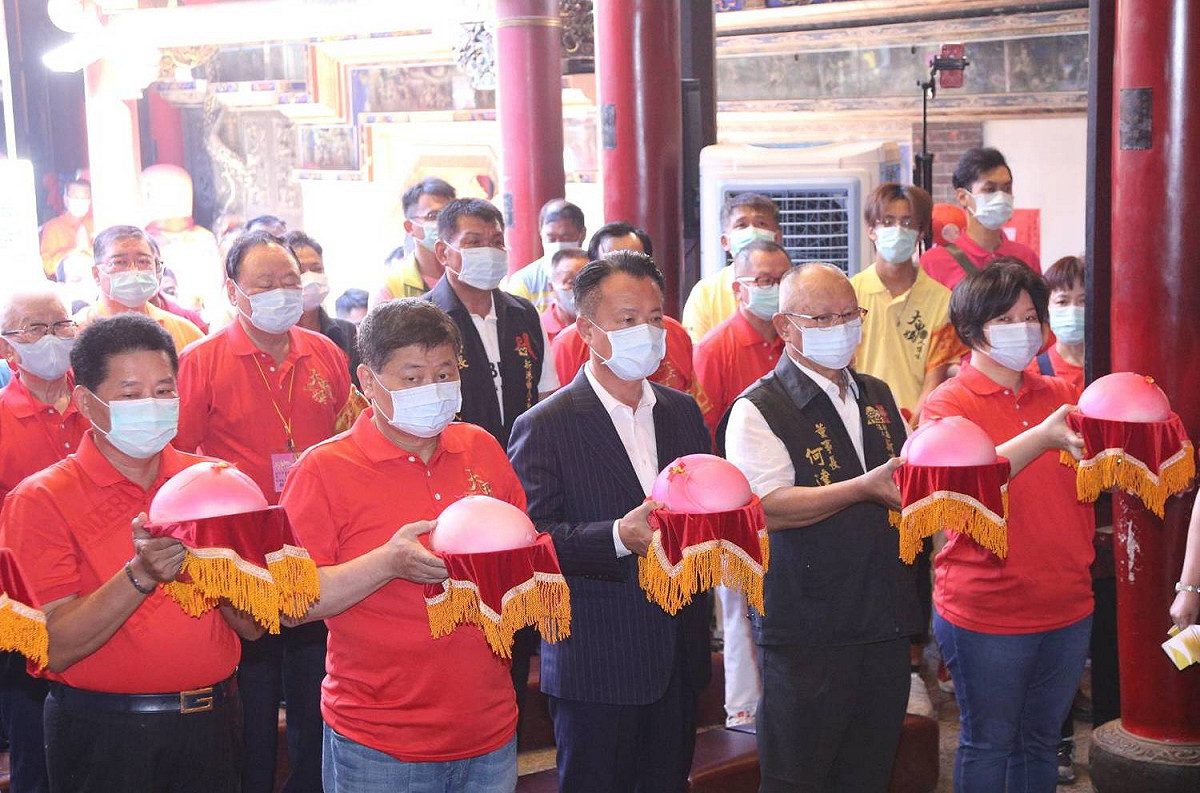 大甲鎮瀾宮董事長顏清標、新港奉天宮董事長、嘉義縣長翁章梁等人一起舉行入廟儀式。 圖：嘉義縣政府／提供