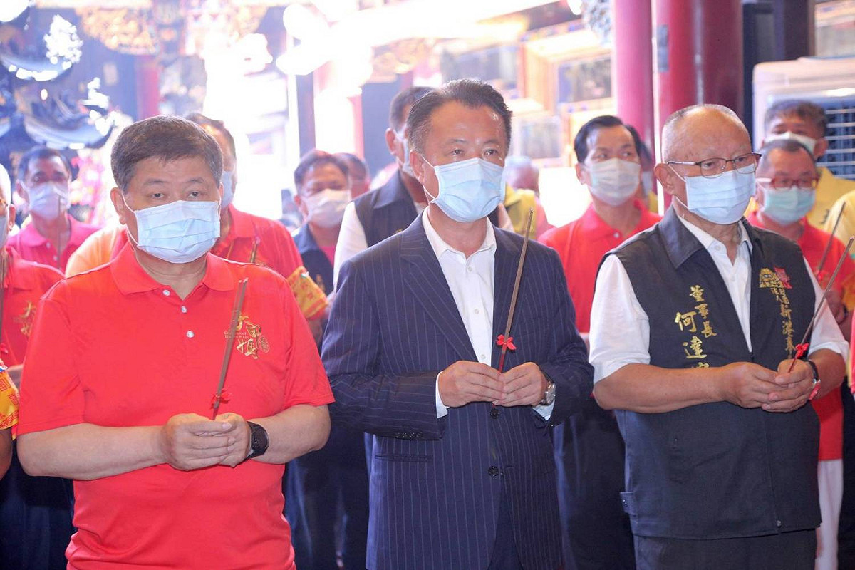 大甲鎮瀾宮董事長顏清標、新港奉天宮董事長、嘉義縣長翁章梁等人一起舉行入廟儀式。 圖：嘉義縣政府／提供