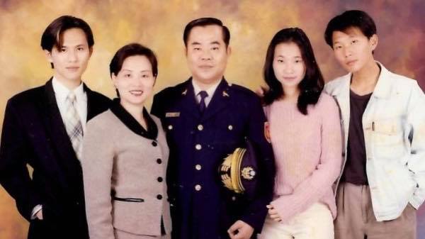 立委陳以信全家與警察爸爸的合照。 圖：翻攝自陳以信臉書