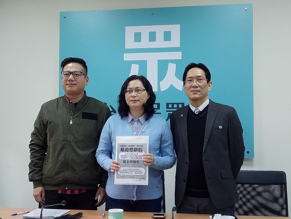 民眾黨立委邱臣遠（左）穿台北燈節外套。 圖：苗博雅辦公室 / 提供