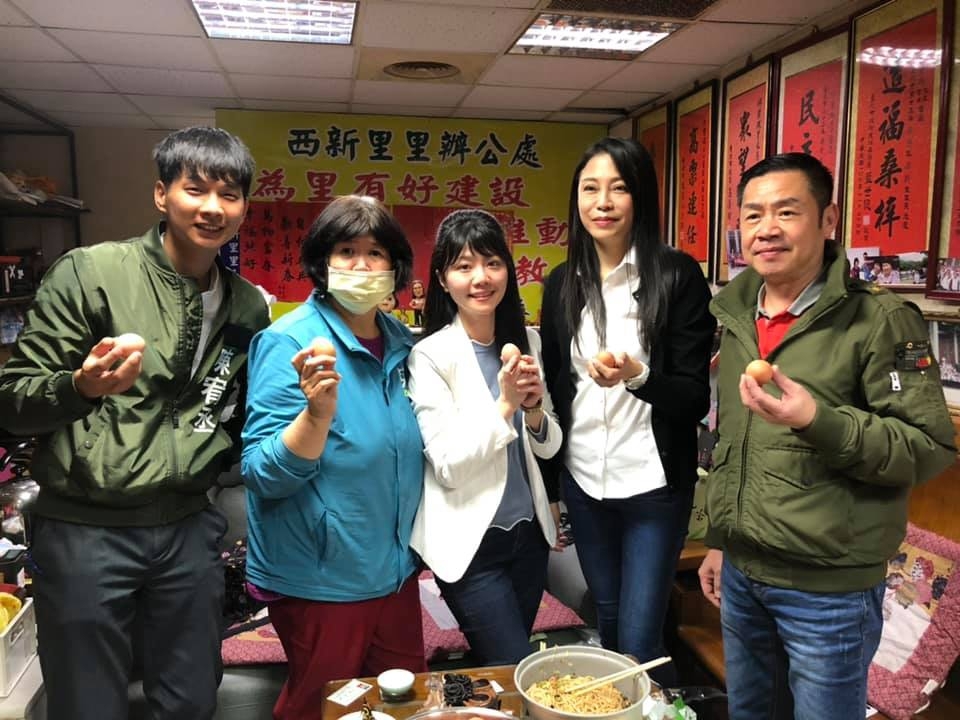 苗博雅質疑，民眾黨工為何也穿台北燈節外套。 圖：苗博雅辦公室 / 提供