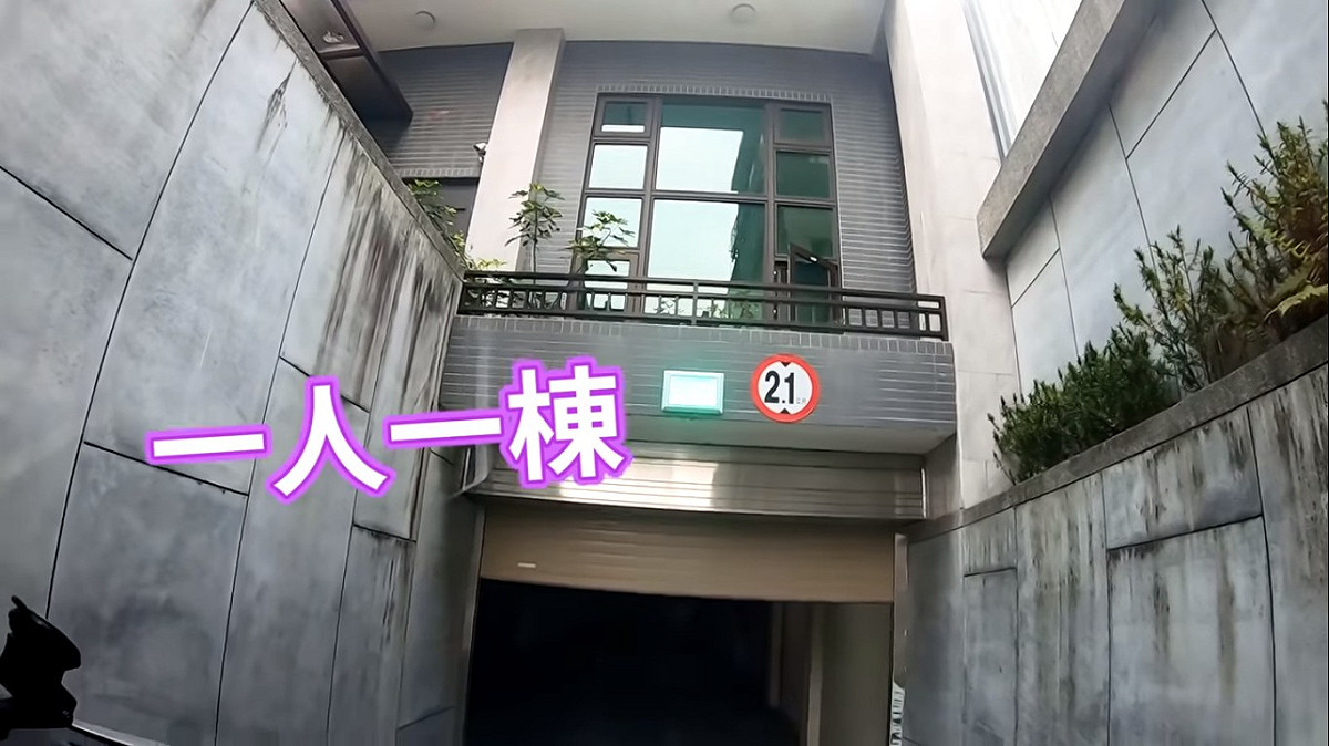 劉亮佐(右)與妻子趙小橋(左)一同前往宜蘭介紹要出售的房子。 圖：擷取YouTube