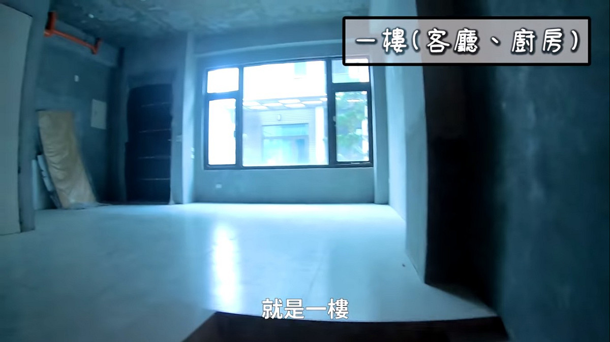 劉亮佐(右)與妻子趙小橋(左)一同前往宜蘭介紹要出售的房子。 圖：擷取YouTube