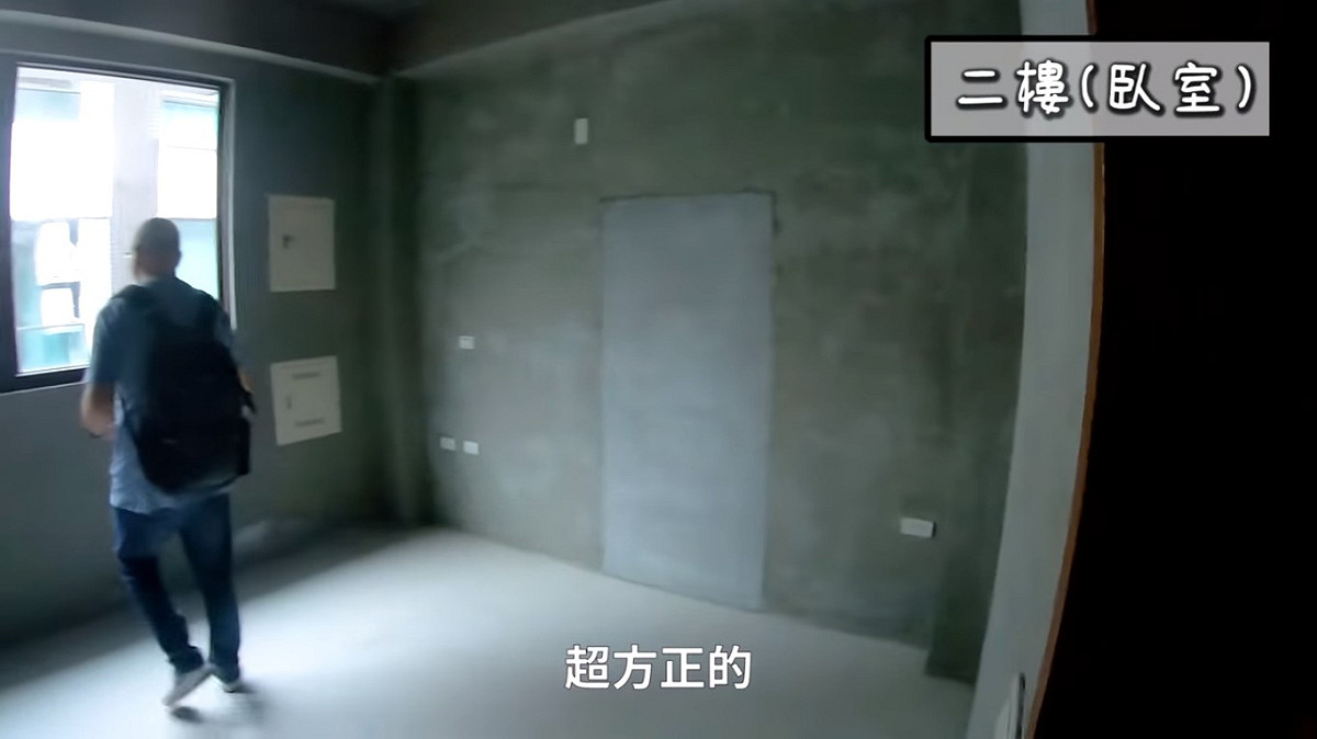 劉亮佐(右)與妻子趙小橋(左)一同前往宜蘭介紹要出售的房子。 圖：擷取YouTube