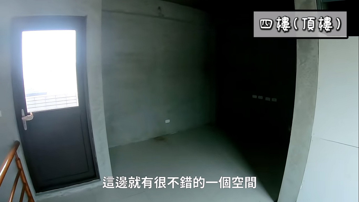 劉亮佐(右)與妻子趙小橋(左)一同前往宜蘭介紹要出售的房子。 圖：擷取YouTube