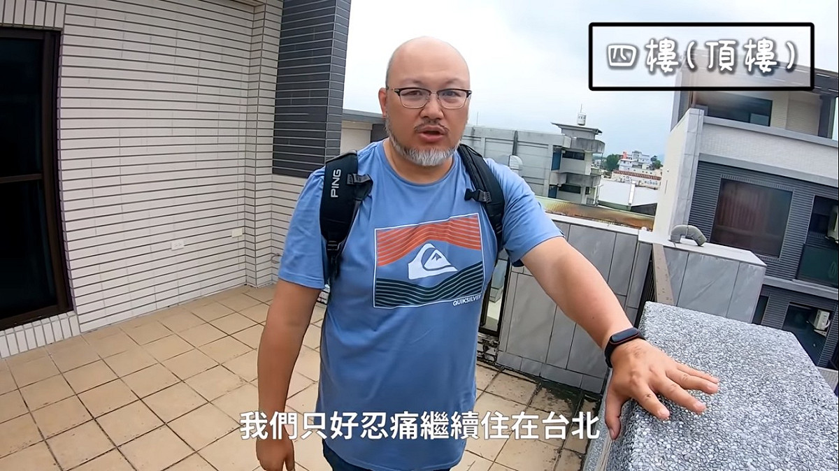 劉亮佐(右)與妻子趙小橋(左)一同前往宜蘭介紹要出售的房子。 圖：擷取YouTube