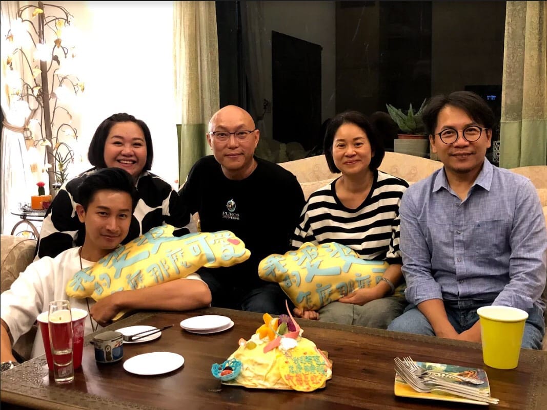 Darren邱凱偉(左起)、鍾欣凌、導演鄧安寧、製作人陳慧玲、許傑輝齊聚觀賞《我的婆婆》，與觀眾直播互動。 圖：公視/提供