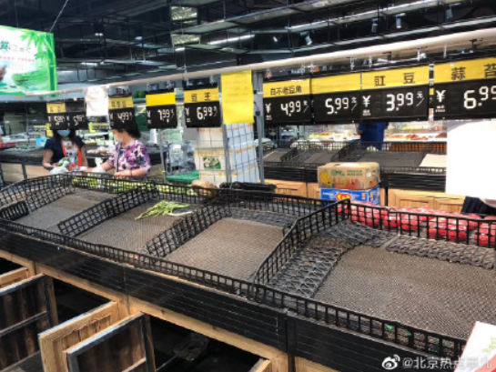 民眾擔心恐怕買不到食品，部分超市或批發市場架上都被搶購一空。 圖：翻攝自微博