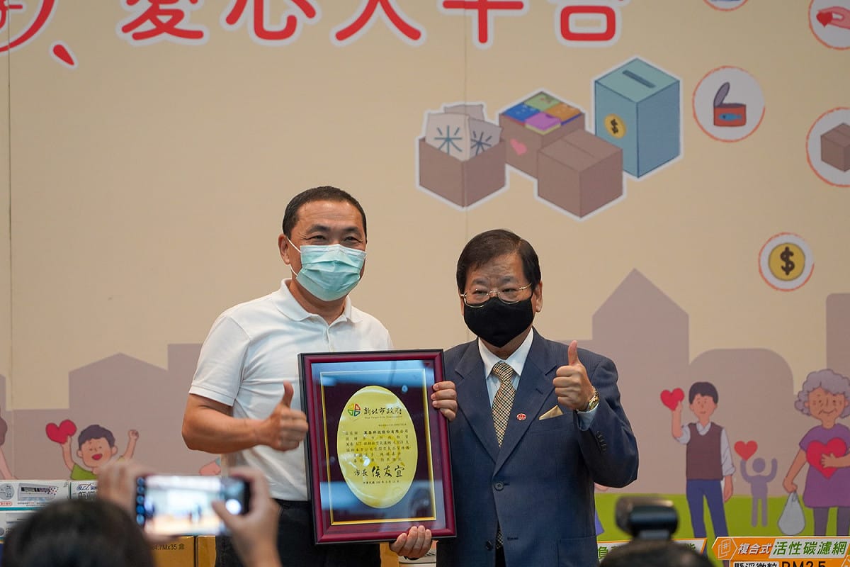 萬泰科技企業董事長張銘烈 (右)捐贈超過4000支銀銅鈦抑菌空調濾網給新北市府，市長侯友宜代表接受。 圖：新北市經發局提供