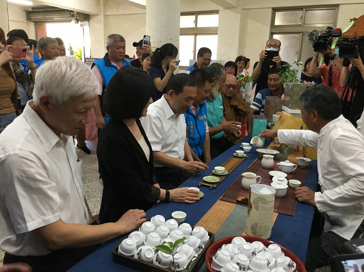 新北市長侯友宜前往坪林區視察，與今年度冠軍包種茶王李傳清（右 1泡茶者）一同品茶。 圖：新北市民政局提供