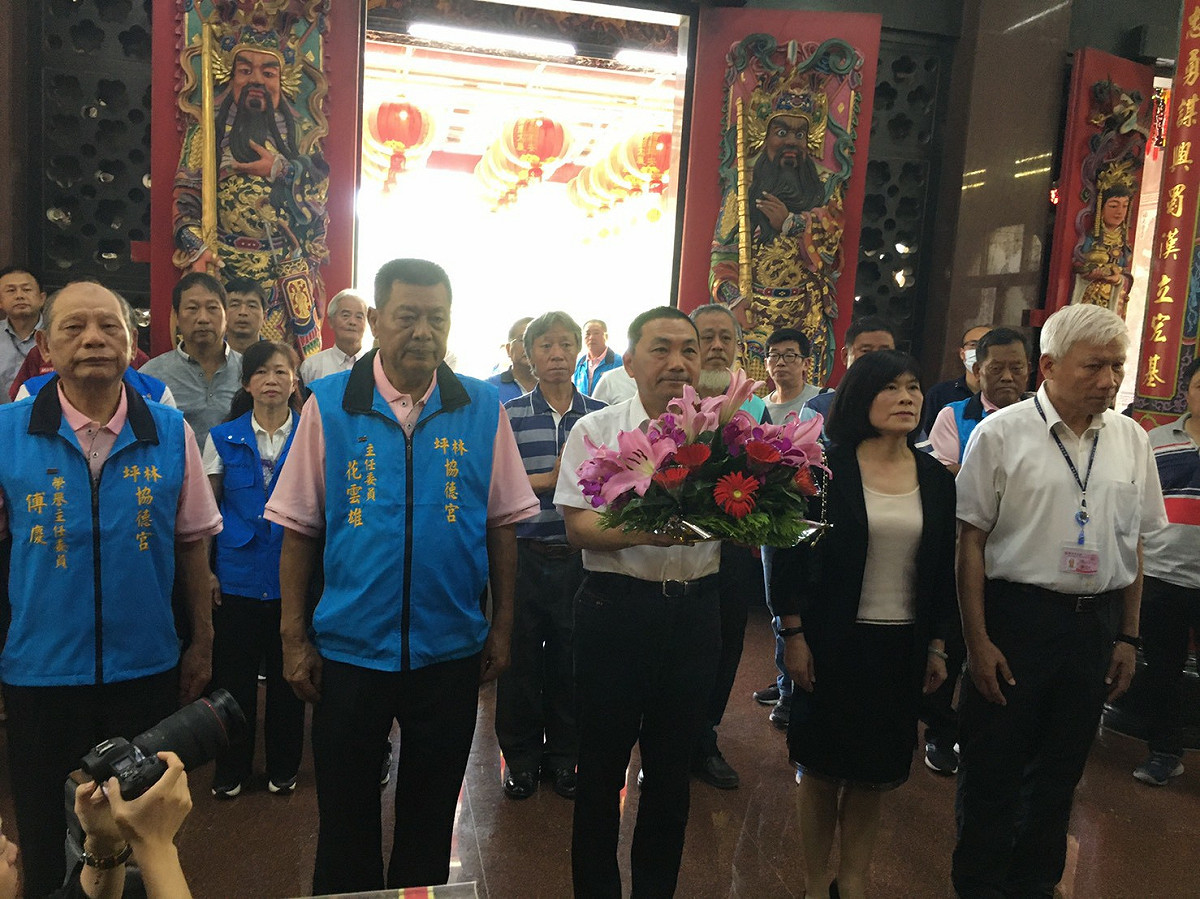 新北市長侯友宜前往坪林區協德宮揭「忠義千秋」匾額，感謝廟方長期投入公益慈善。 圖：新北市民政局提供