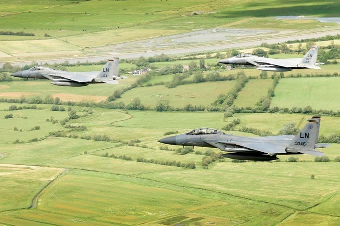美國空軍F-15C鷹式戰機在當地時間15日上午進行例行訓練，卻沒想到出了意外。 圖：翻攝自雷肯西斯基地推特