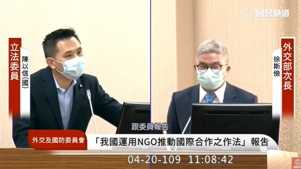 陳以信質詢外交部次長徐斯儉時提問，名片是否有規定的格式？並貼出謝志偉與其他駐外人員名片的差異。 圖：翻攝自陳以信臉書