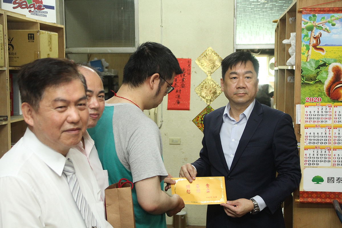 內政部次長陳宗彥（右）今(16)日下午到台南致送服役因公受傷弟兄贍養金及端節慰問金。這也是修法比照國軍待遇後，內政部首次發給替代役男贍養金。 圖：內政部提供