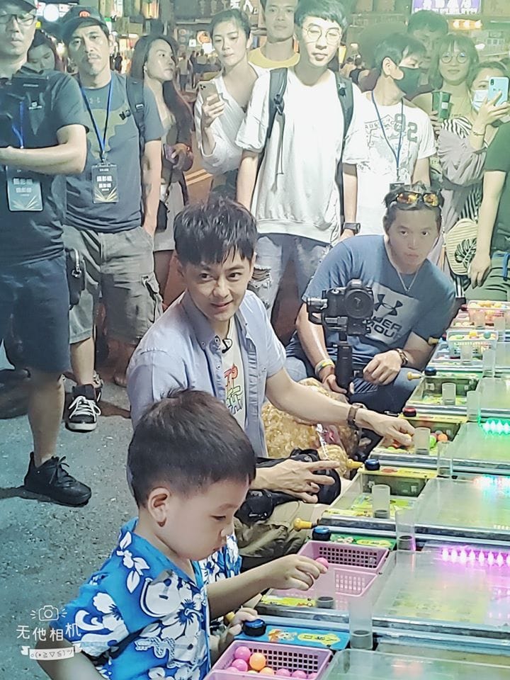 墾丁的商家與民眾發現林志穎熱情簇擁合照、簽名。 圖：翻攝花花服飾臉書粉絲專頁