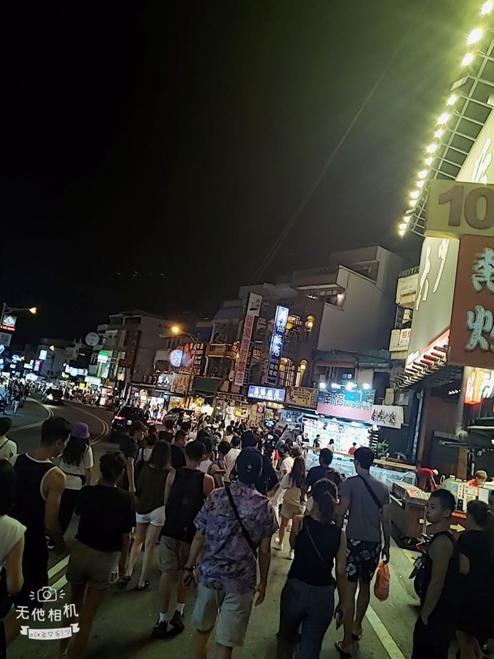 墾丁的商家與民眾發現林志穎熱情簇擁合照、簽名。 圖：翻攝花花服飾臉書粉絲專頁