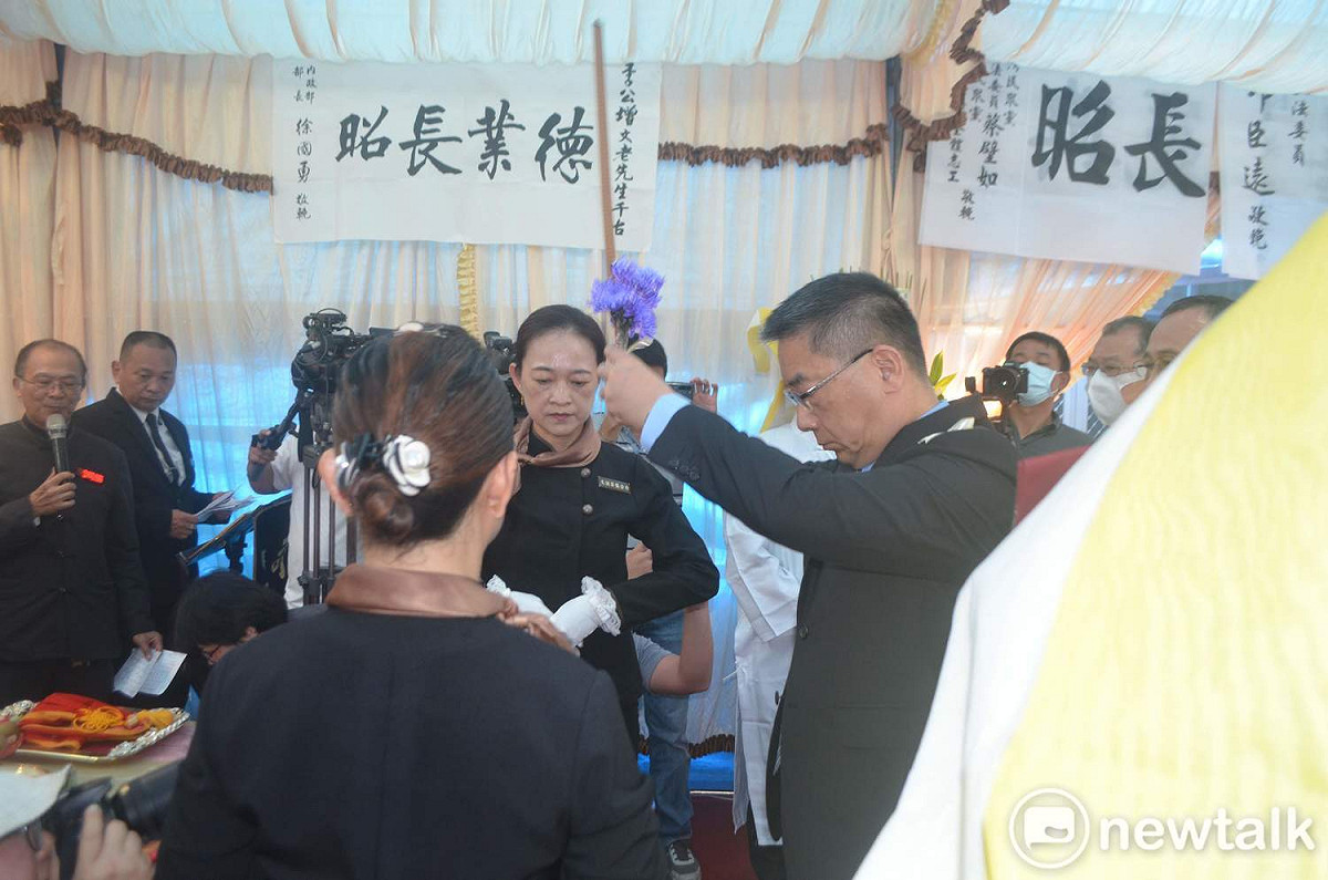 李承翰父親李增文公祭，內政部長徐國勇靈前上香。 圖：蔡坤龍/攝