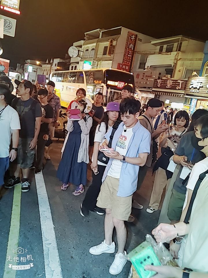 墾丁的商家與民眾發現林志穎熱情簇擁合照、簽名。 圖：翻攝花花服飾臉書粉絲專頁