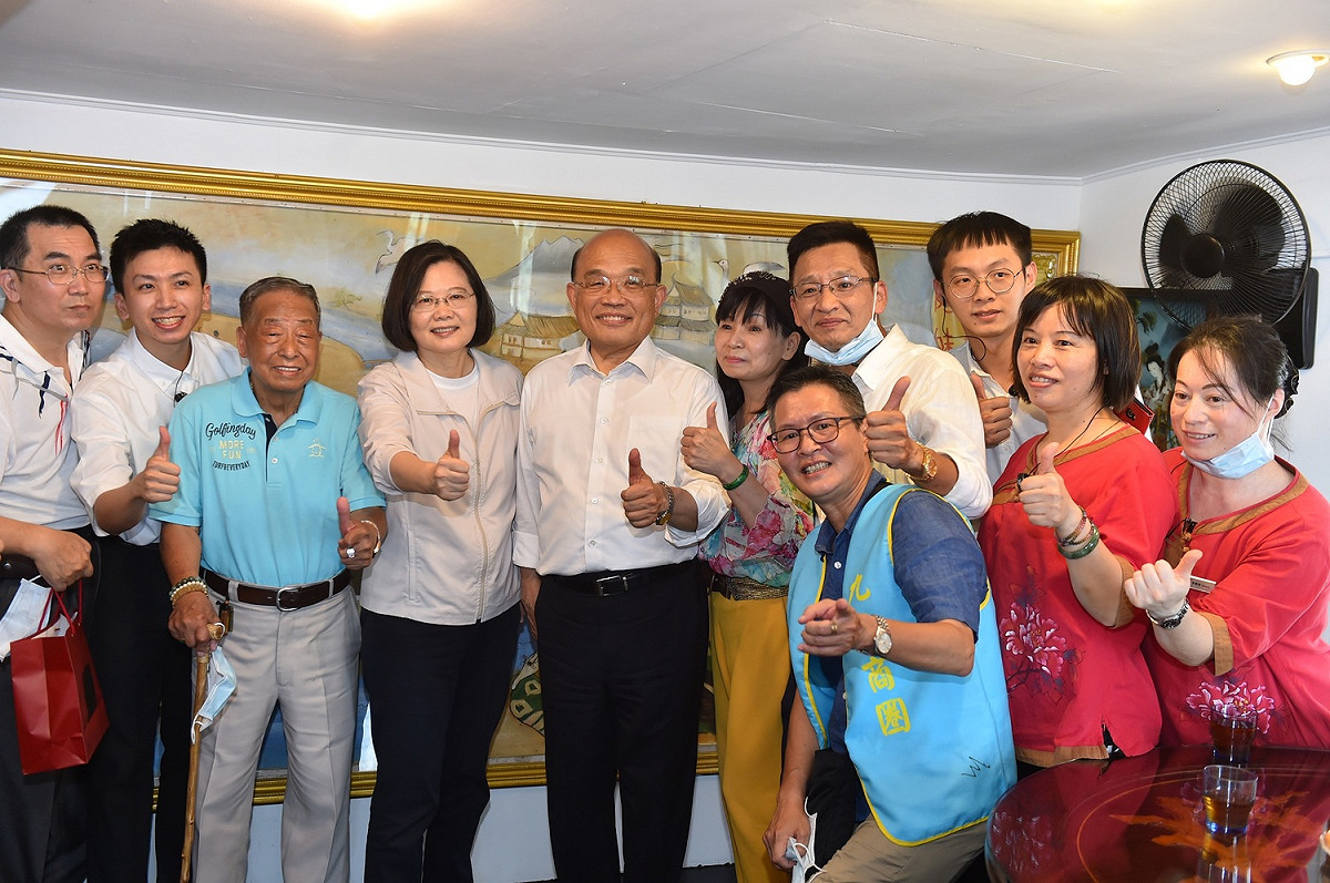總統蔡英文與行政院長蘇貞昌今日走訪九份老街，與店家合照留影。 圖：行政院／提供