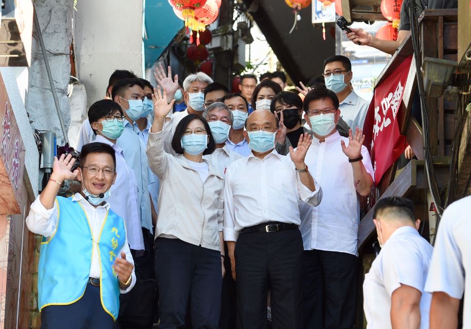 總統蔡英文16日率行政團隊參訪九份老街拚經濟。 圖：總統府記者聯誼會／提供