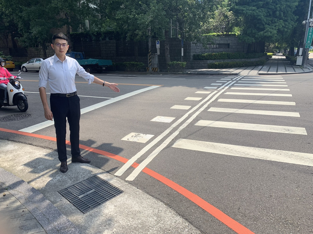 台中市議員黃守達說，很多民眾都不知道「導盲型行穿線」這樣的標線是什麼意思。也未見市府有相關的宣導或推廣。 圖：台中市議員黃守達/提供