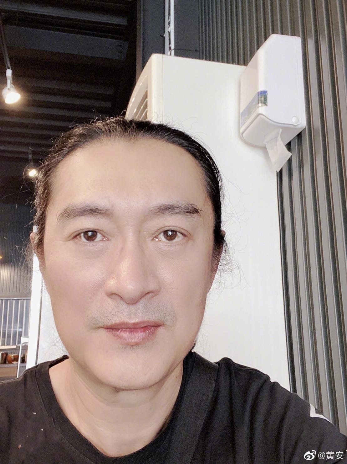 舔共藝人黃安日前回到北京，還在隔離期，北京就傳出二波武漢肺炎大規模感染，讓他回不了家。 圖：翻攝微博