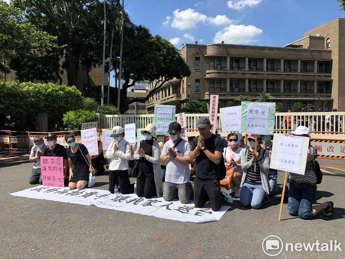 「小明」的父母親，曾赴中央流行疫情指揮中心與行政院陳情，甚至集體在高溫的戶外下跪陳情。 圖：謝莉慧/攝（資料照）