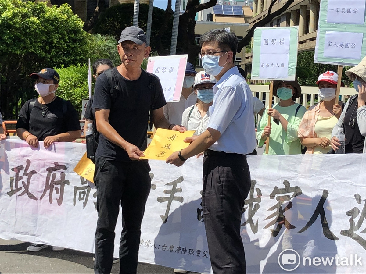 行政院外交國防法務處參議陳永智（右）代表接收「中華兩岸婚姻協調促進會」理事長鍾錦明（左）的陳情書。 圖：謝莉慧/攝