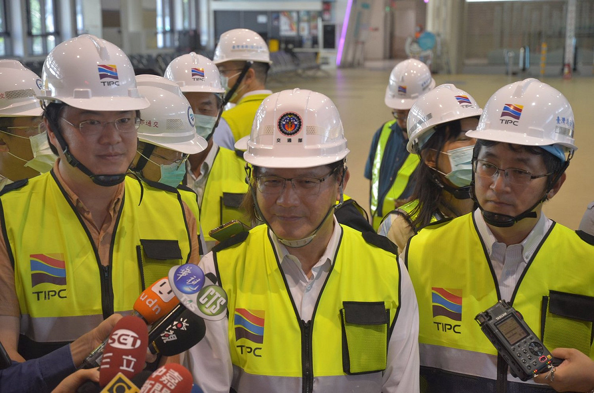 交通部長林佳龍、基隆市長林右昌及立委蔡適應今天下午視察基隆港東岸旅運設施工程。 圖：翻攝自蔡適應臉書