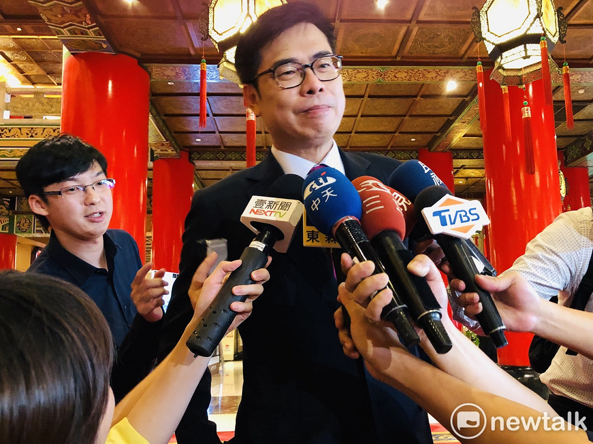 陳其邁今（17）晚受訪時表示，今晚可能是他的告別演唱會，蘇揆特別點名他唱一首歌，他將選擇一首和高雄有關的歌，但沒有透露歌名。 圖：謝莉慧/攝