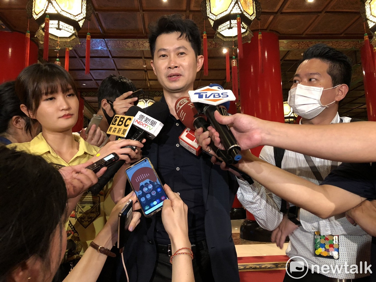 行政院長蘇貞昌今（17）晚在圓山飯店邀閣員聚餐，也有送別副院長陳其邁的意味，發言人丁怡銘在餐會中途出來轉述。 圖：謝莉慧/攝