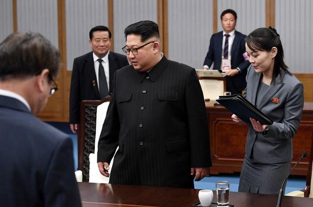 朝鮮最高領導人金正恩（中）近日轉趨低調，由妹妹金與正（右）主導對韓國發動攻勢。 圖：翻攝自韓國ChosunBiz/韓國聯合新聞攝影基金會