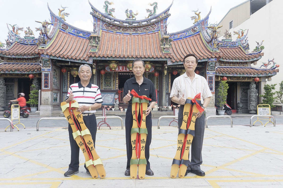 南屯端午民俗活動不喊停，萬和宮董事長蕭清杰等穿上三人木屐。 萬和宮/提供
