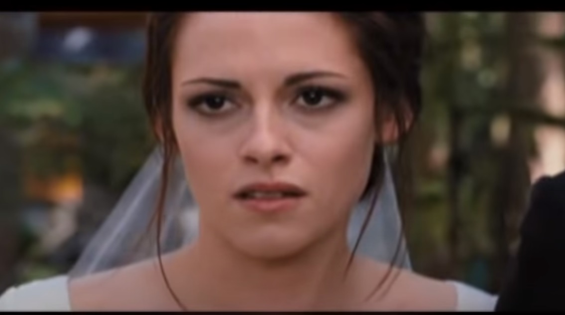曾飾演《暮光之城》的克莉絲汀史都華（Kristen Stewart）接下電影《Spencer》女主角之棒 圖：擷取自華納音樂暮光之城:破曉Ⅰ電影原聲帶 - 千年之戀
