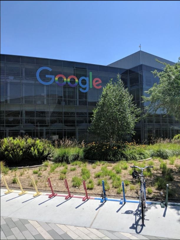 有鑑於美國疫情持續延燒，Google宣布延長居家辦公時間，美國辦公室延至9月開啟。 圖：截取自google執行長皮查推特