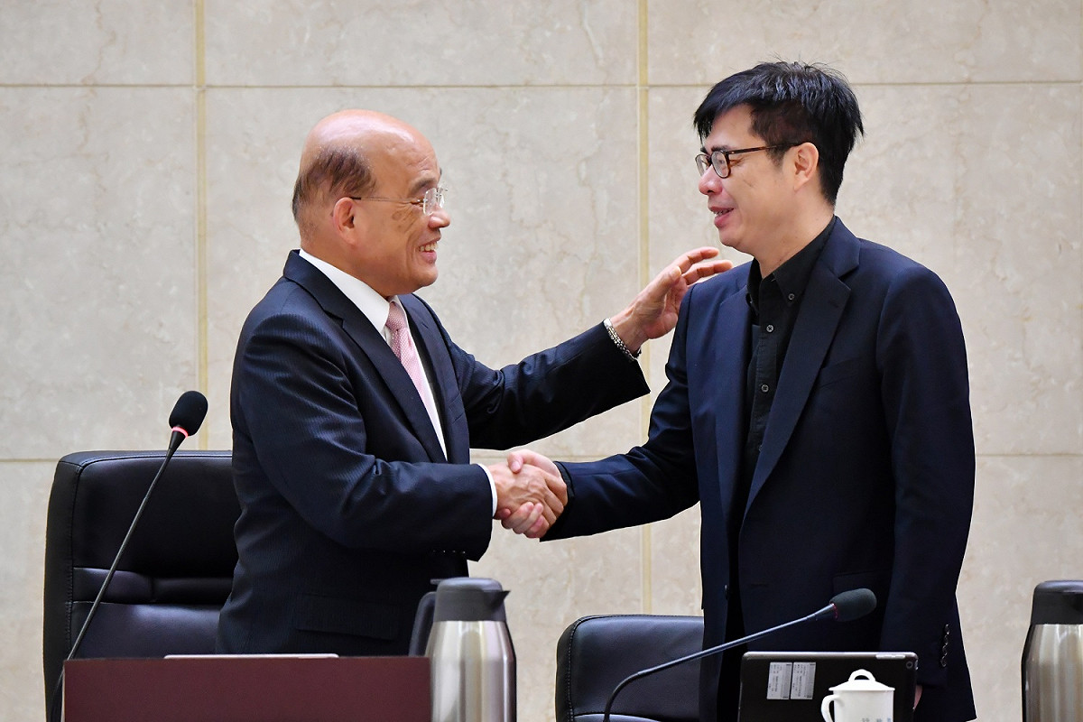 行政院長蘇貞昌今（18）天在院會鼓勵行政院副院長陳其邁。 圖：行政院提供