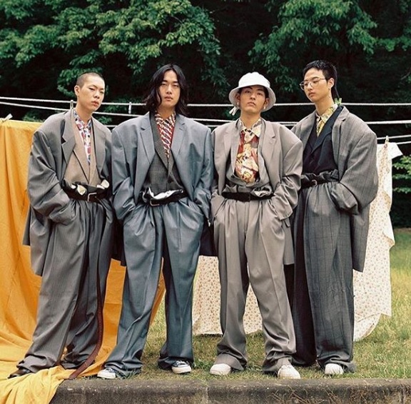南韓樂團HYUKOH的貝斯手任童健(左2)於18日透過所屬公司Genie Music公布即將在27日與圈外女友共結連理。 圖：取自HYUKOH的官方Instagram