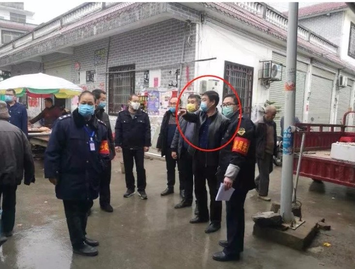 中國鐘山縣城管執法局長在今年2月因不滿學校保安要幫他測量體溫，竟然聯絡拆遷隊，強行拆掉學校大門，還毆打校內人員，消息一出震驚社會。 圖：翻攝自微信