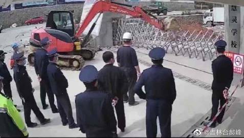 鐘山縣城管執法局長因不滿被保全要求需要測量體溫才能進入校園，聯絡拆遷隊和挖掘機到場，強行拆除了校門 圖：翻攝自微信