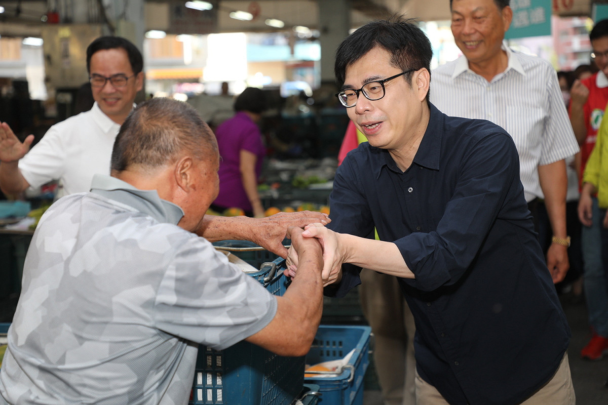 陳其邁(右)以市場拜票作為市長補選的起手式。 圖：陳其邁競選團隊/提供