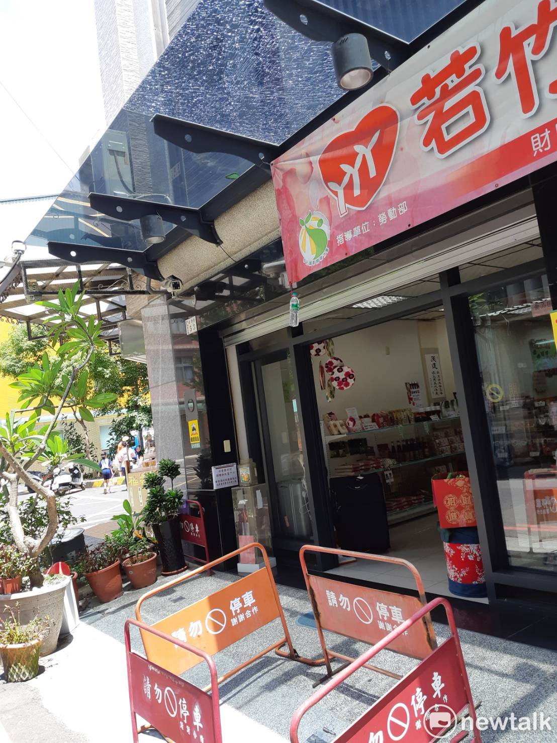 嘉義市一處民宅的玻璃屋簷被太陽被爆了，住戶在下方擺設警告設施，防止意外發生。 圖：蔡坤龍/攝
