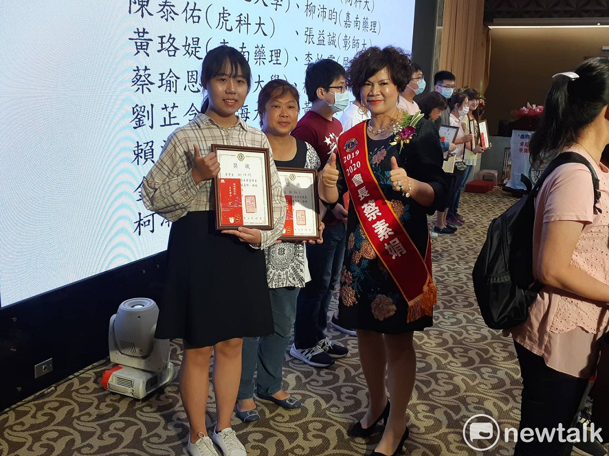 嘉女獅子會會長蔡素娟頒發獎學金給家境清寒的優秀學生。 圖：蔡坤龍/攝