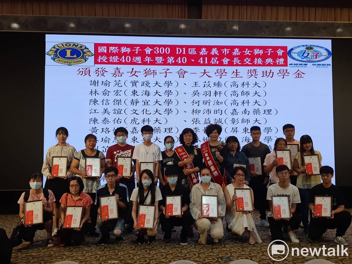 嘉女獅子會會長頒發獎學金給家境清寒的優秀學生。 圖：蔡坤龍/攝